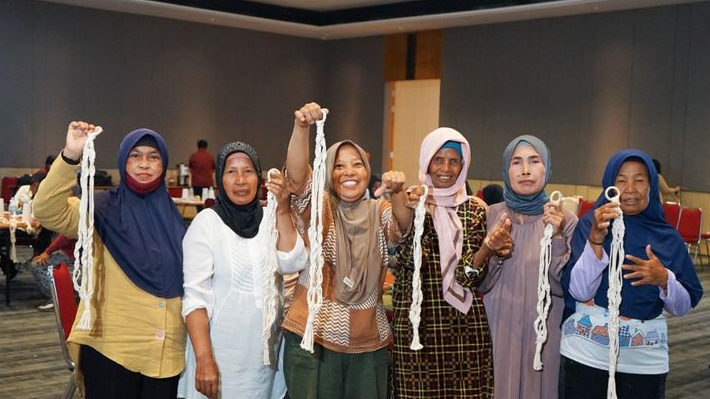Dukung UMKM Kabupaten Bekasi, Petugas Kebersihan di Kawasan Cikarang Diberi Pelatihan Macrame