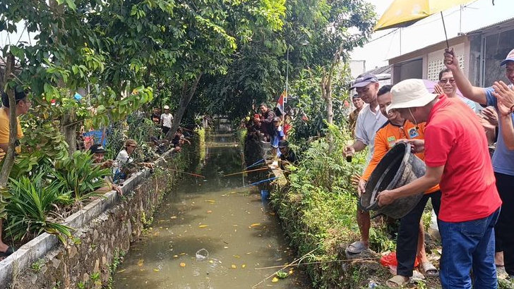 Kades Ciledug Tebar Ribuan Ikan Lele di GBP 2, Warga Antusias Mancing Bareng