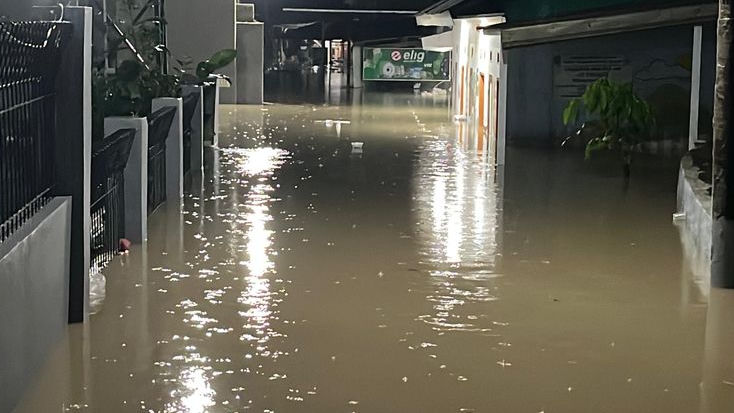 Banjir 2 Meter Rendam Gang Mawar VI, Warga Bertahan di Lantai Dua