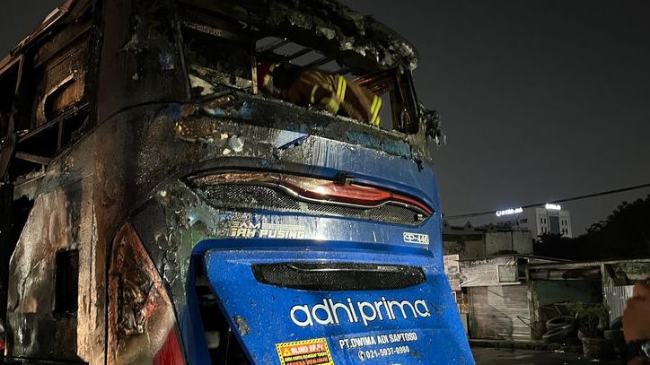 Bus Adhi Prima Jurusan Bekasi - Palembang Ludes Terbakar Di Terminal Induk Kota Bekasi