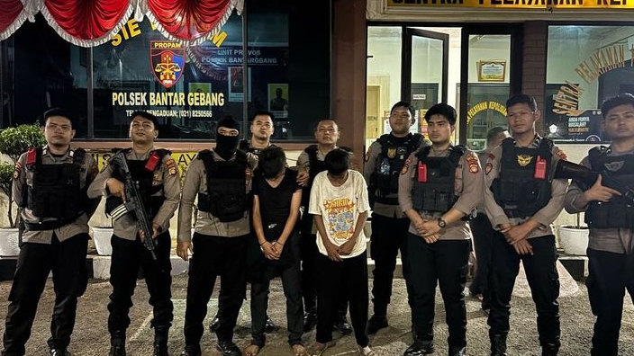 2 Remaja Anggota Geng Rumkos Bawa Senjata Jam Saat Hendak Tawuran