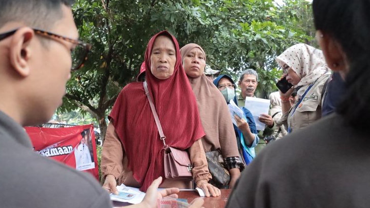 Wali Kota Bekasi Serahkan BLT DBHCHT Rp250 Ribu kepada Warga Jatiasih