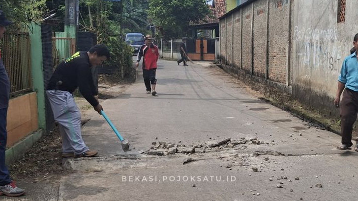 Pemdes Burangkeng Bongkar Polisi Tidur Karena Ganggu Pengguna Jalan
