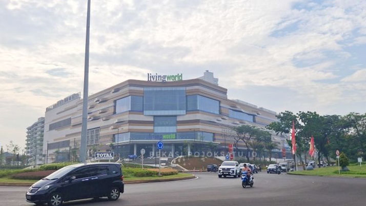 Main ke Living World Grand Wisata Naik Motor, Enak Parkir di Mana? Kok Banyak yang Pilih di Seberang Mal?