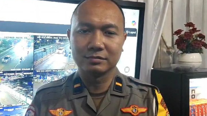 Polres Metro Bekasi Kota dan Dishub Sekat Kendaraan Sumbu Tiga di Tol Bekasi Barat