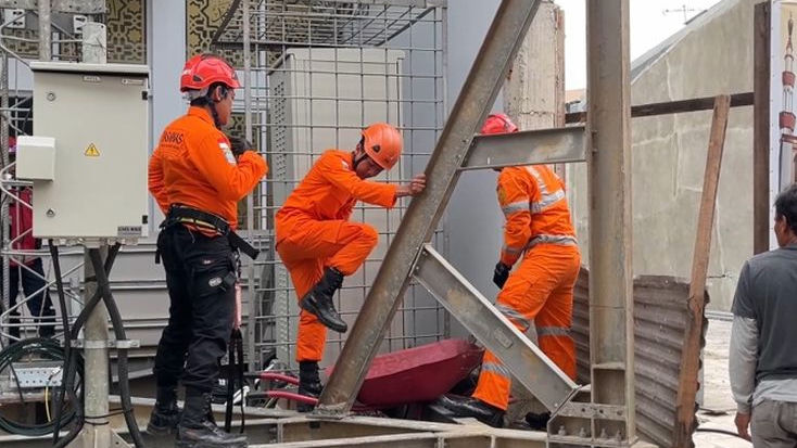 Pastikan Evakuasi Korban Tertimpa Beton Penyangga Tower Aman, Petugas Evakuasi 154 Keluarga Dalam Radius 150 Meter
