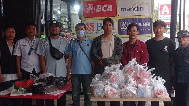 Pokja Wartawan Setu dan Momoyo Ice Cream Berbagi Iftar untuk Masyarakat