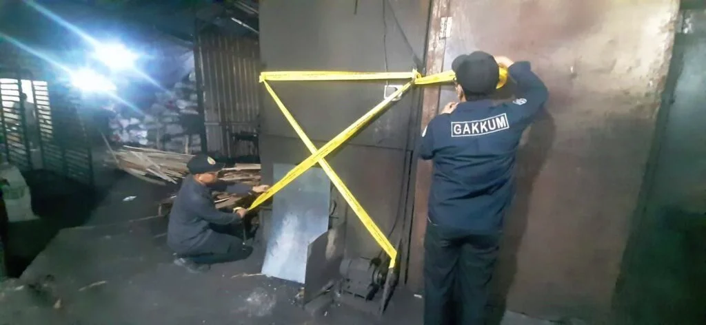 Usaha Pembuatan Arang di Sumurbatu Diduga Cemari Udara dan Picu Asap Pekat, DLH Kota Bekasi Segel.