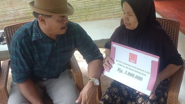 Warganya Jadi Korban Kebakaran, Pemdes Burangkeng Beri Bantuan