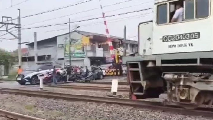 Detik-Detik Menegangkan di Perlintasan KA Bekasi Timur
