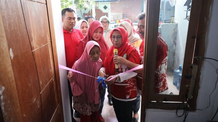 Wawali Bekasi Abdul Harris Bobihoe Kunjungi Ibu Asuh Penerima Program Rutilahu