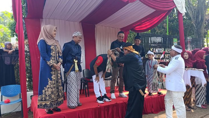 Karnaval Desa Cibening Meriah dengan Parade Busana Adat