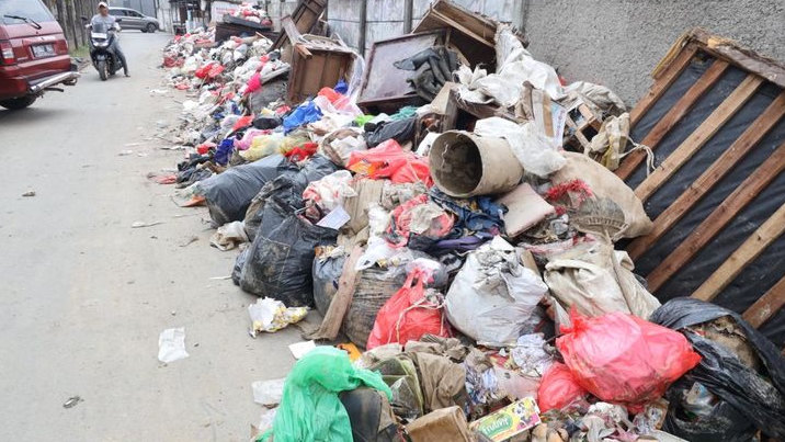 Pemkot Bekasi Kerahkan DLH untuk Bersihkan Sampah Pasca Banjir