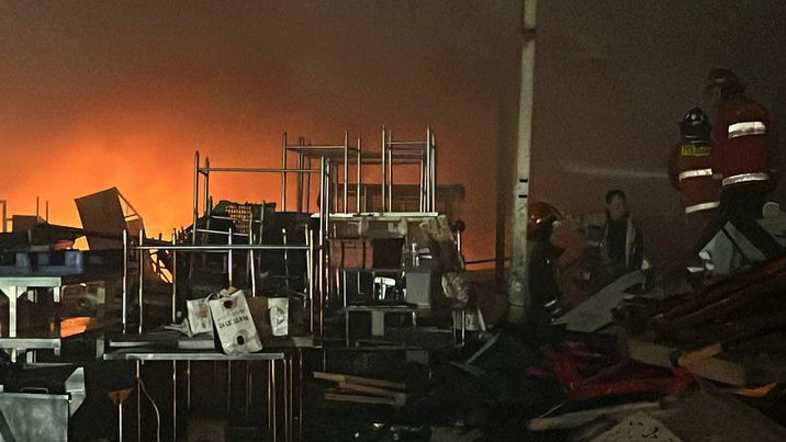 Petugas Damkar Terjunkan Delapan Unit Mobil Padamkan Api Di Gudang Rongsokan