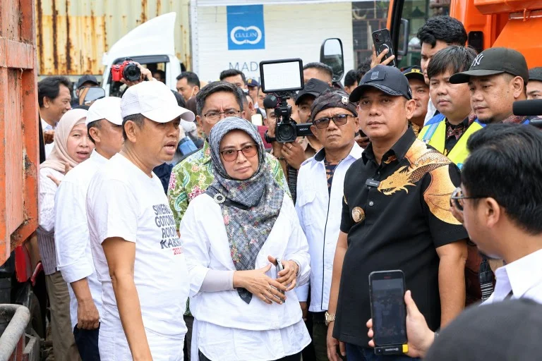 Bupati Bekasi bersama Gubernur Jawa Barat.