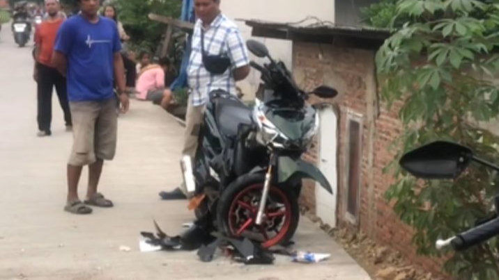 Tiga Orang Luka Serius dalam Kecelakaan Adu Banteng di Karangbahagia Bekasi