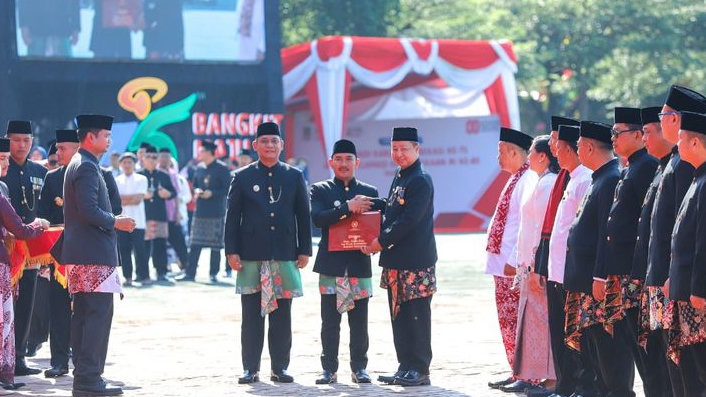 Kepala Diskominfosantik Kabupaten Bekasi Terima Piagam Satya Lencana Karya Satya