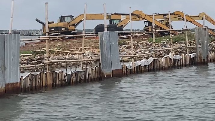 Tak Berizin, Pagar Laut di Bekasi Disegel KKP