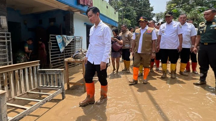 Gibran Tinjau Lokasi Banjir di Jatiasih, Pastikan Logistik dan Tempat Pengungsian Aman