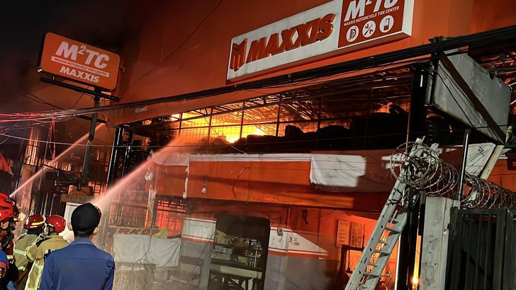 15 Mobil Damkar Dikerahkan Padamkan Kebakaran Toko dan Gudang Ban di Jatimakmur Bekasi