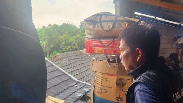 Kades Cibening Tinjau Bangunan yang Rusak di GSP II