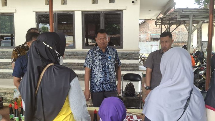 Operasi Pasar di Kantor Kecamatan Setu Disambut Antusiasme Warga