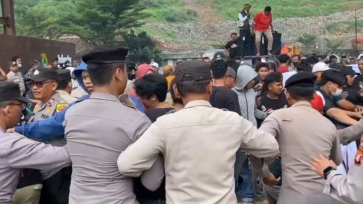 Ratusan Warga Bantargebang Gelar Aksi di Kantor RDF, Tuntut Prioritas Kerja bagi Warga Lokal