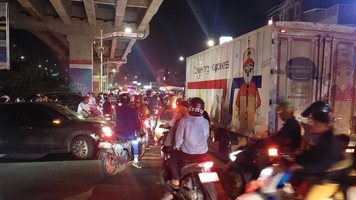 Ruas Jalan Kalimalang Bekasi Menuju Jakarta Dipadati Ribuan Warga Saat Pergantian Tahun