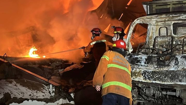 Kendala Damkar Padamkan Api di Gudang Ambruk di Tambun Bizhub