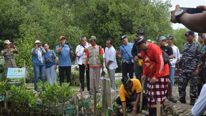 Umat Hindu Kota Bekasi Rayakan Melasti di Pesisir Jawa Barat Setelah Penantian Panjang