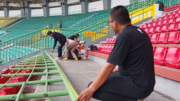 Pertandingan Persija vs Persib Sisakan Kerusakan Sapras Stadion Patriot