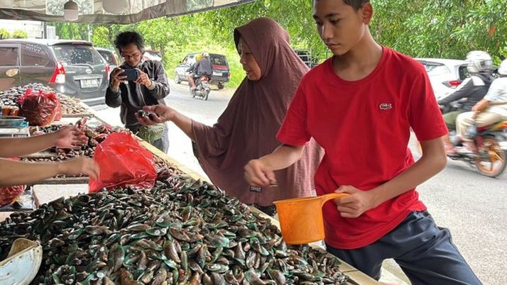 Pedagang Kerang di Jalan Kemakmuran Raup Untung Besar Jelang Tahun Baru