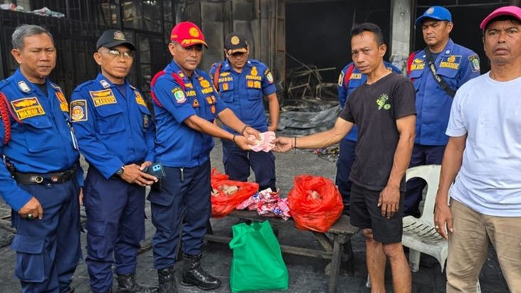 Damkar Kota Bekasi Kembalikan Bantuan dari Pemilik Toko Ban Terbakar