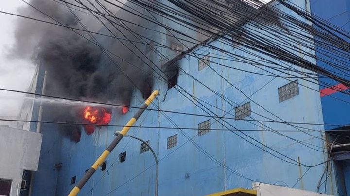 14 Mobil Damkar Dikerahkan Padamkan Kebakaran Toko Ban di Medansatria