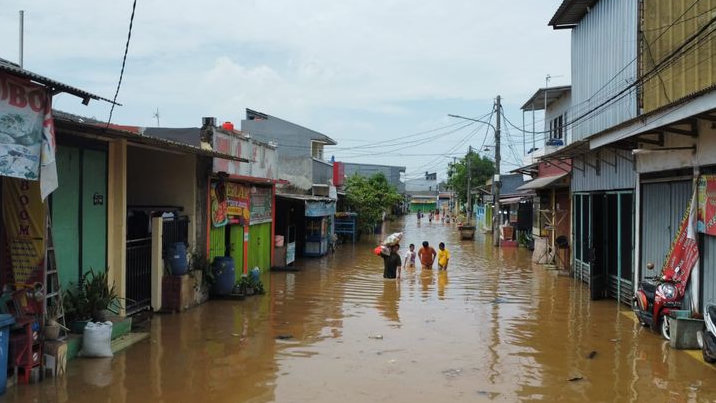 Kepala Desa Ciledug Tinjau Lokasi Banjir, Minta Alat Berat untuk Angkat Pohon Bambu