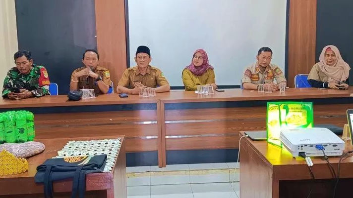 DLH Kabupaten Bekasi Edukasi Ibu-Ibu Desa Cikarageman Soal Pengelolaan Sampah Zero Waste