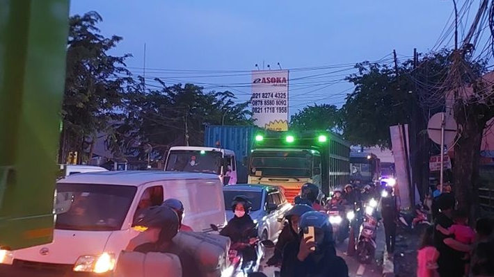 Kebakaran Toko Ban di Medansatria Sebabkan Macet 2 Km hingga Flyover Kranji