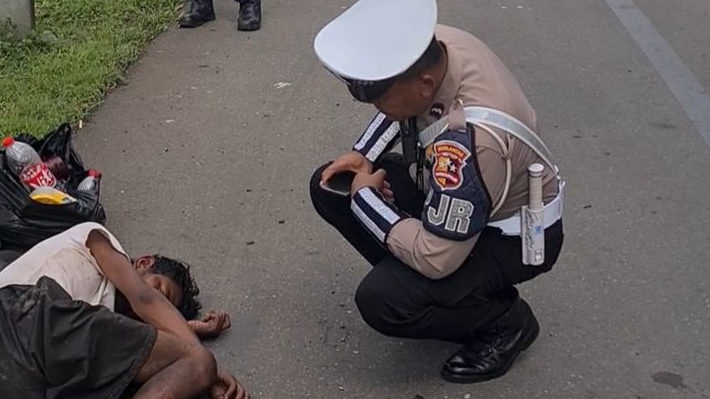 Polisi Evakuasi Pria Diduga ODGJ yang Tidur di Tol Jakarta-Cikampek