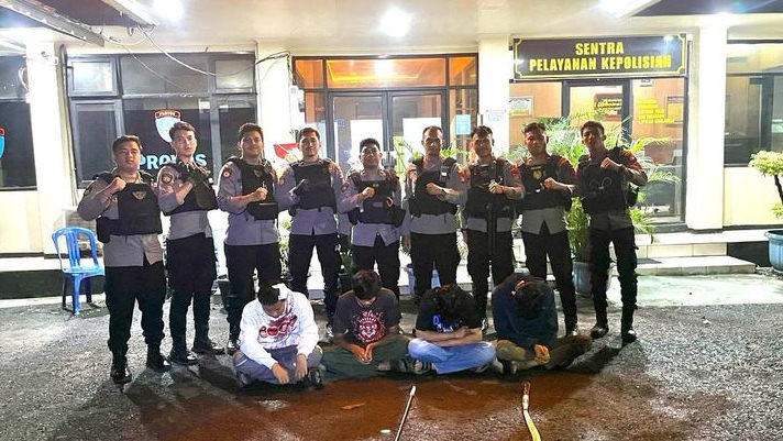 Polisi Angkut Remaja Kelompok Dewi Sartika yang Hendak Tawuran