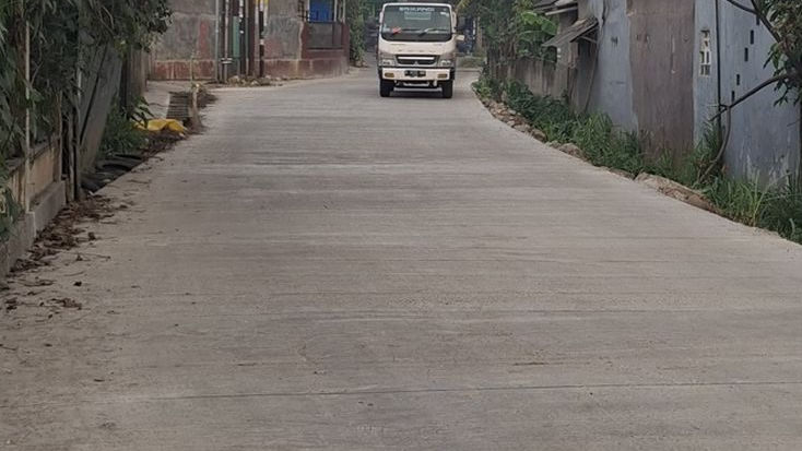Mobilitas Warga Desa Cijengkol Semakin Lancar Usai Pengecoran Jalan Kalikembang