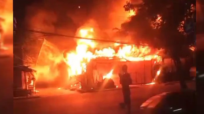 Kebakaran Hanguskan Rumah dan Gudang Rongsok di Jatirahayu