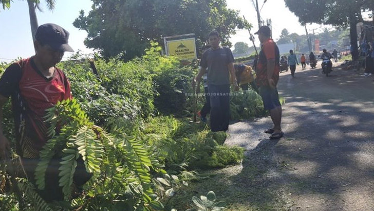 Kerja Bakti di Jalan Cinyosog, Burangkeng: Pemerintah Desa Ajak Warga Jaga Kebersihan Lingkungan