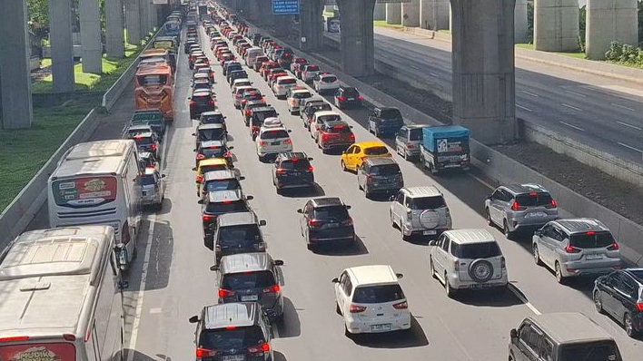 Tol Jakarta-Cikampek KM 17 Padat, Kendaraan Melaju Lambat