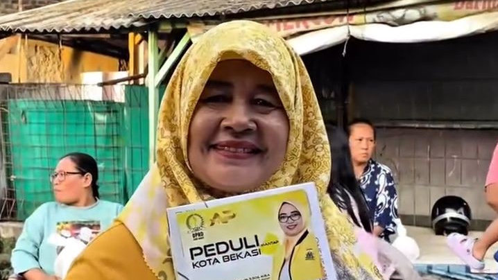 Ade Puspitasari Serahkan Alat Tensi untuk Posyandu se-Kelurahan Telukpucung