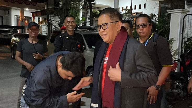 Tiba Di Rumah Di Bekasi Timur, Sekjen PDI-Perjuangan Di Sambut Puluhan Relawan