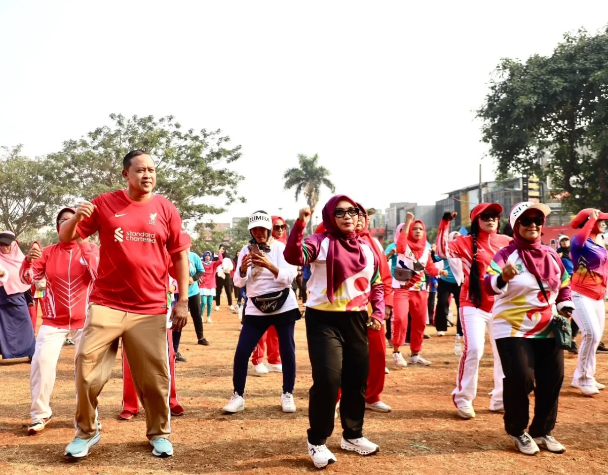 Gelar Senam Sehat Lansia di Pondok Gede, Wali Kota Tri Adhianto Targetkan Program Bergilir di 12 Kecamatan dan Promosi UMKM