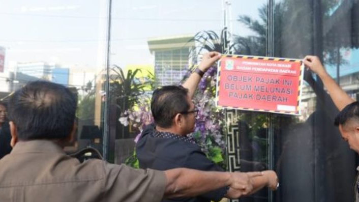 Grand Amarossa Diduga Tunggak Pajak Rp3 Miliar, Bapenda Kota Bekasi Pasang Stiker 'Tak Patuh Pajak'