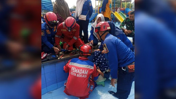 Tangan Bocah Tersangkut di Pipa Kolam Renang, Disdamkarmat Bekasi Lakukan Penyelamatan Dramatis
