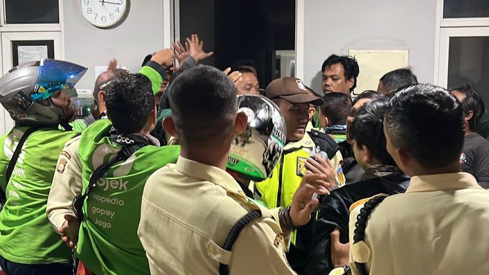 Puluhan Driver Ojol Serbu Pos Satpam di Cluster Burgundy Summarecon Bekasi, Butut Aksi Security Arogan