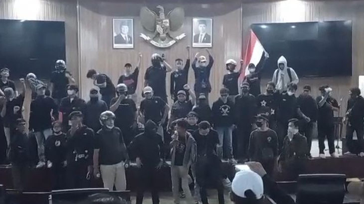 Demonstran Duduki Ruang Rapat DPRD Kota Bekasi, Bentrok dengan Polisi